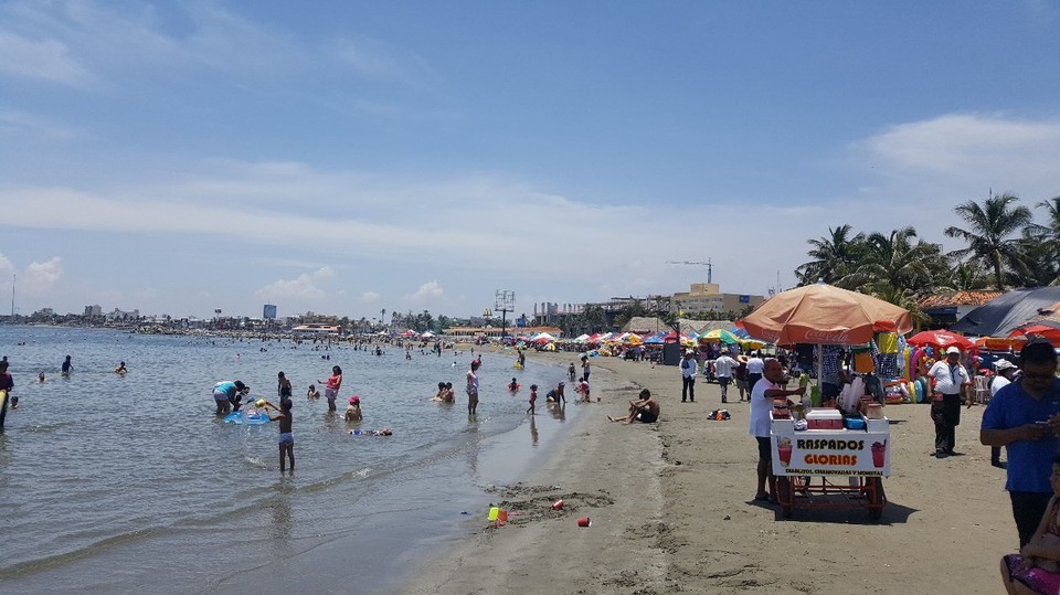 Mexiko - Veracruz - Der Strand ist nicht so schön. Baden war hier noch nicht erstrebenswert.  Eher schauten wir uns noch die schöne Innenstadt an.