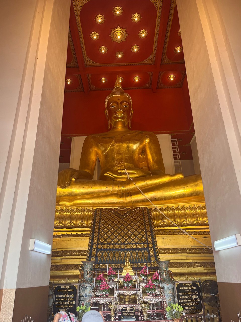 Thailand - Ayutthaya - Mit dem Einfall der Burmesen im Jahre 1767 wurde der Tempel sowie die Buddha-Statue teilweise zerstört. Mitte der 50er Jahre wurde die Anlage rekonstruiert und die imposante Buddha-Statue im Jahre 1991 anlässlich des 60. Geburtstages der thailändischen Königin vergoldet.