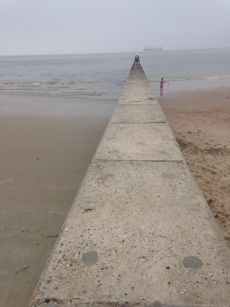 Deutschland - Borkum - ebb  - having a look in front...