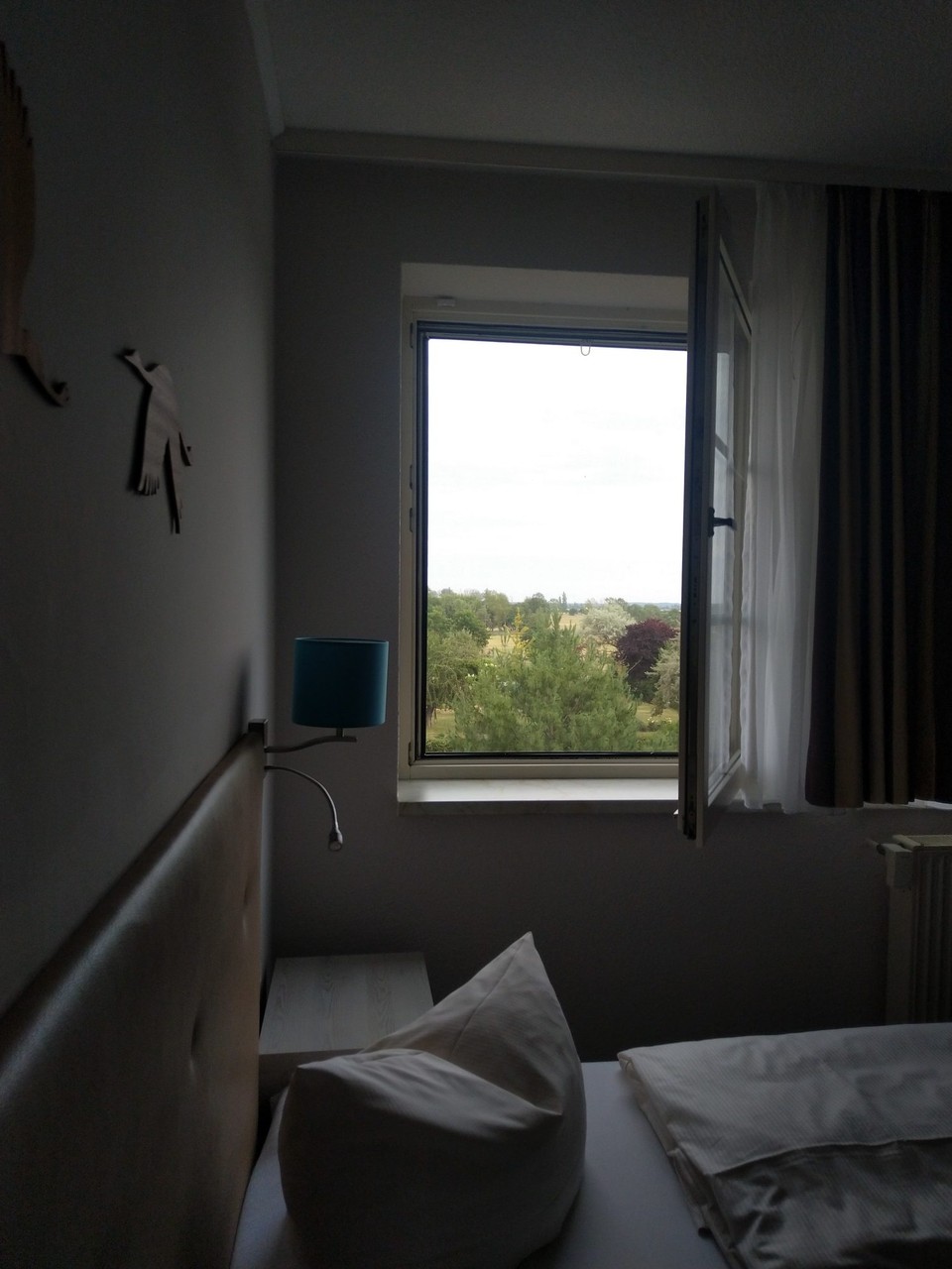 Deutschland - Magdeburg - Jemand meinte ich solle auch mal die Hotels fotografieren. DIes ist der Blick aus meinem Fenster für die nächsten zwei Tage. Zwei Tage? Ja, morgen ist nämlich Pausentag. Mein Neffe aus Berlin kommt zu Besuch 🥰.  Er zeigt mir Magdeburg.