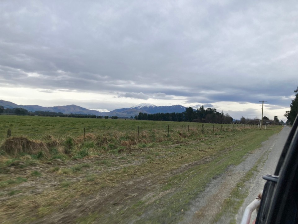Neuseeland - Mount Peel - In der Ferne ist schon der heutige Berg zu sehen. Tony fährt mich netterweise zum Peel Forest. Auf der Ladefläche liegt das Rad, sodass ich zurückradeln kann 😅