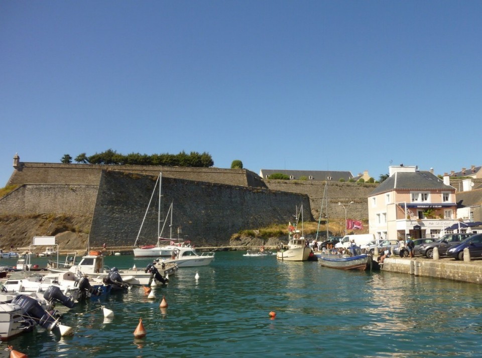 Frankreich - Le Palais auf Belle-Ile - Dominierend, die mächtigen Mauern der Zitadelle!
