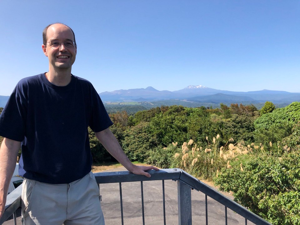 Neuseeland - Turangi - Auf dem Weg nach Turangi kurzer Zwischenstopp beim Waituhi Lookout mit herrlicher Aussicht auf die drei Vulkane Tongariro, Ngauruhoe und Ruapehu.