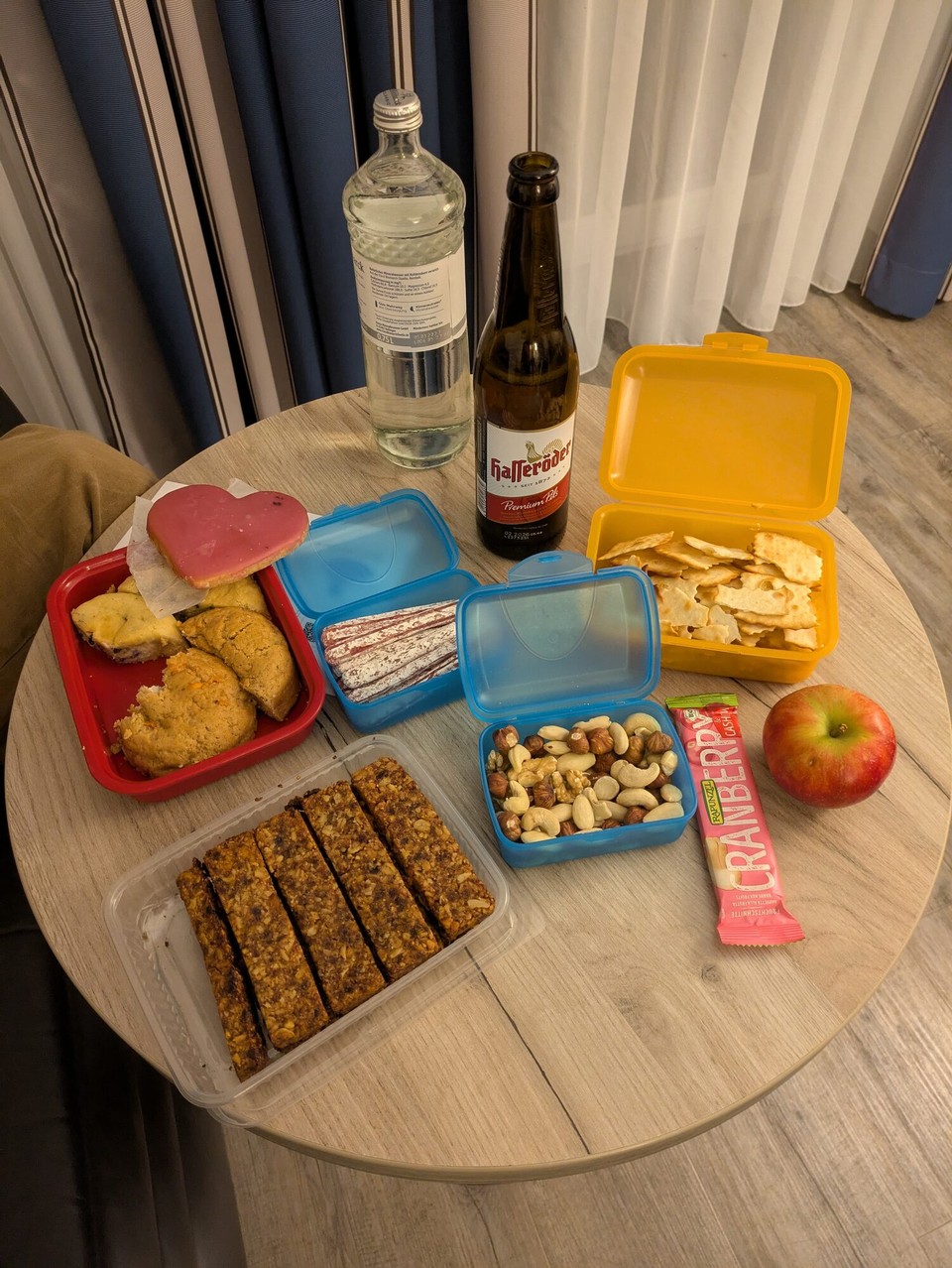 Deutschland - Lauenburg/Elbe - kamen wir erst im Stockdunklen ins Hotel. Nach langer Anreise und 68 km radeln hatten wir keine Kraft mehr, das Hotel zum Essen zu verlassen. Zum Glück haben wir genug Proviant dabei. Tat es heute auch.