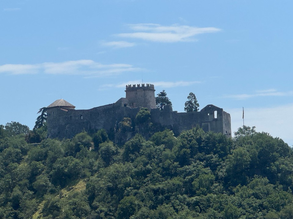 Kroatien - Zadar - Mir war natürlich nicht entgangen, das oben auf dem 138 Meter hohen Berg über der Stadt eine Burg thront.