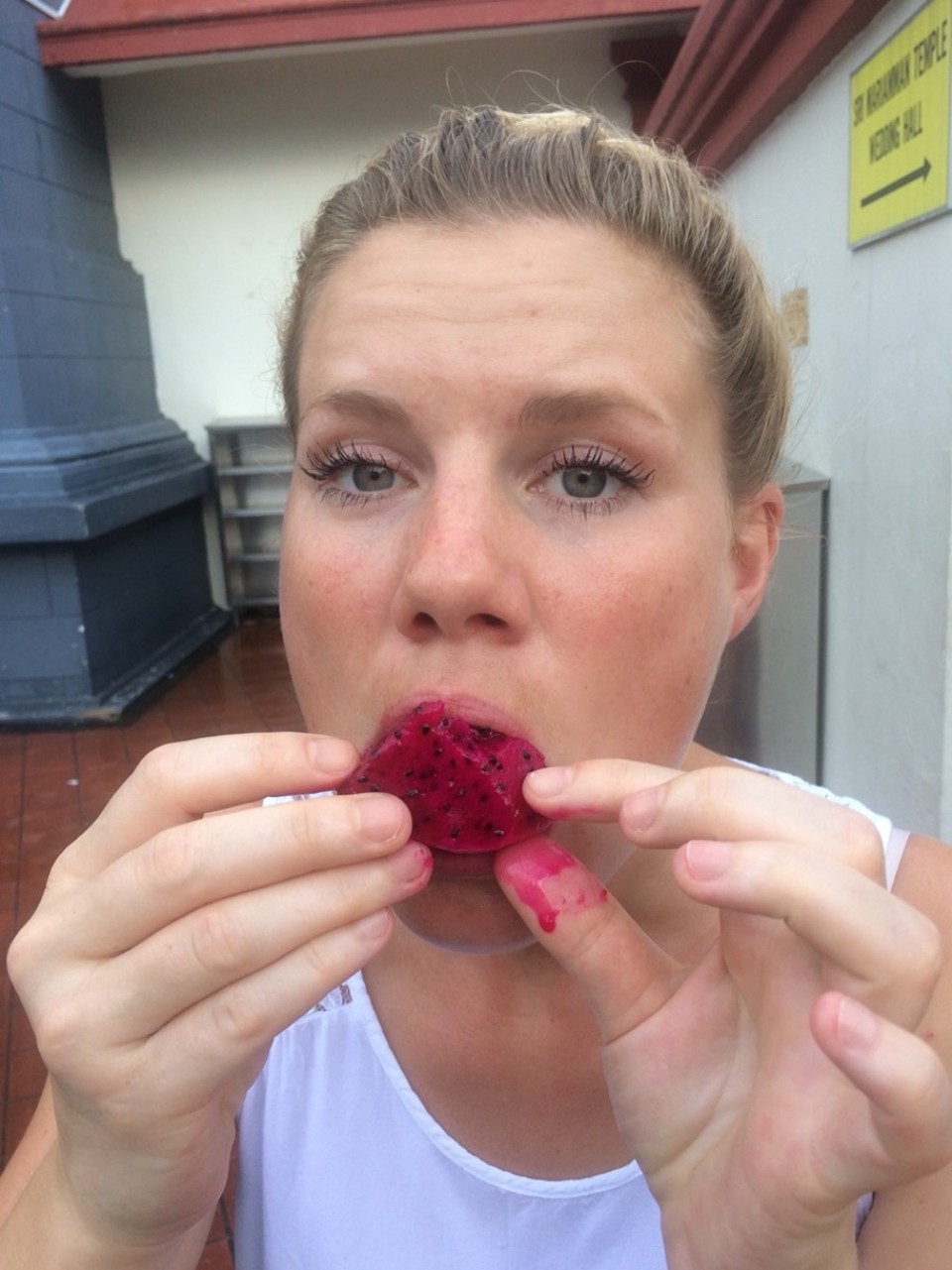Singapur - Singapur - Drachenfrucht. Geschmacklich eine Mischung aus Kiwi und Waldfrüchten, aber nicht so süß.