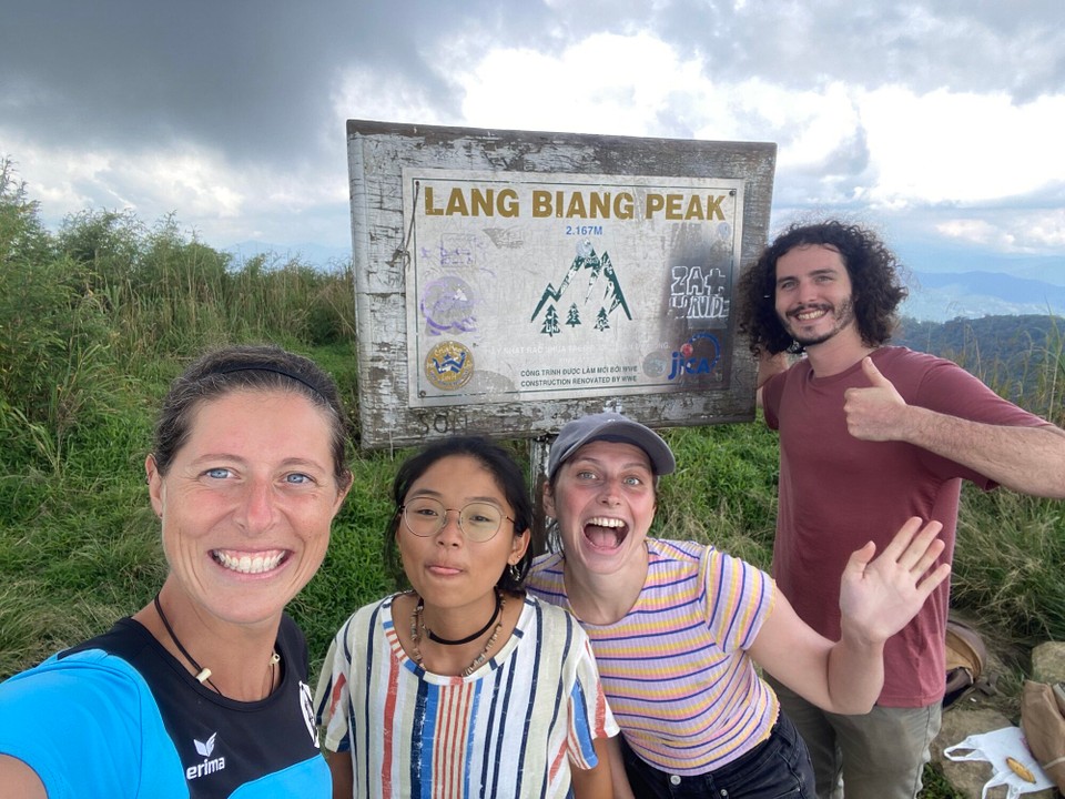 Vietnam - Lac Duong - Am Gipfel (Lang Biang- 2167m) treff ich durch Zufall Shaun wieder (mein erster Tag in Thailand 😂), Lena (Deutschland) gesellt sich auch noch dazu