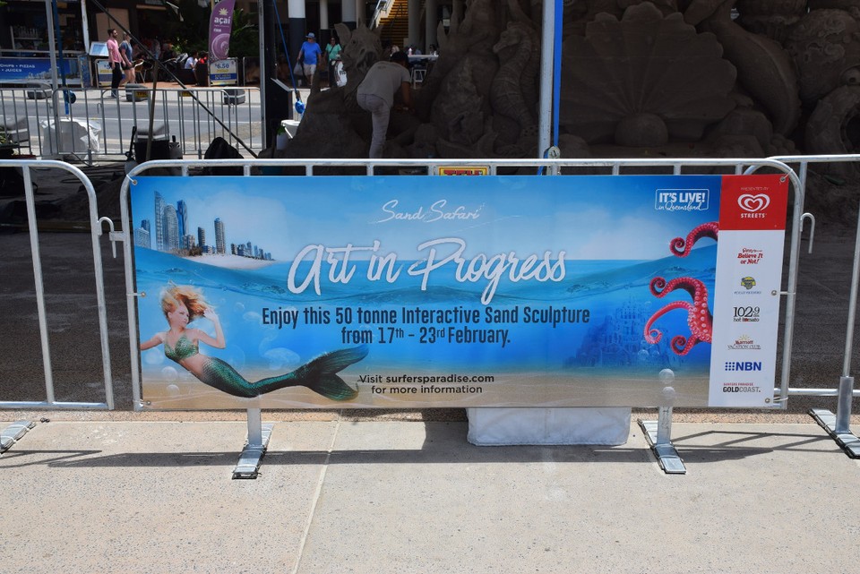 Australien - Surfers Paradise - An dieser großen Sandskulptur wird während des gesamten Festivals Stück für Stück von unterschiedlichen Künstlern weitergearbeitet