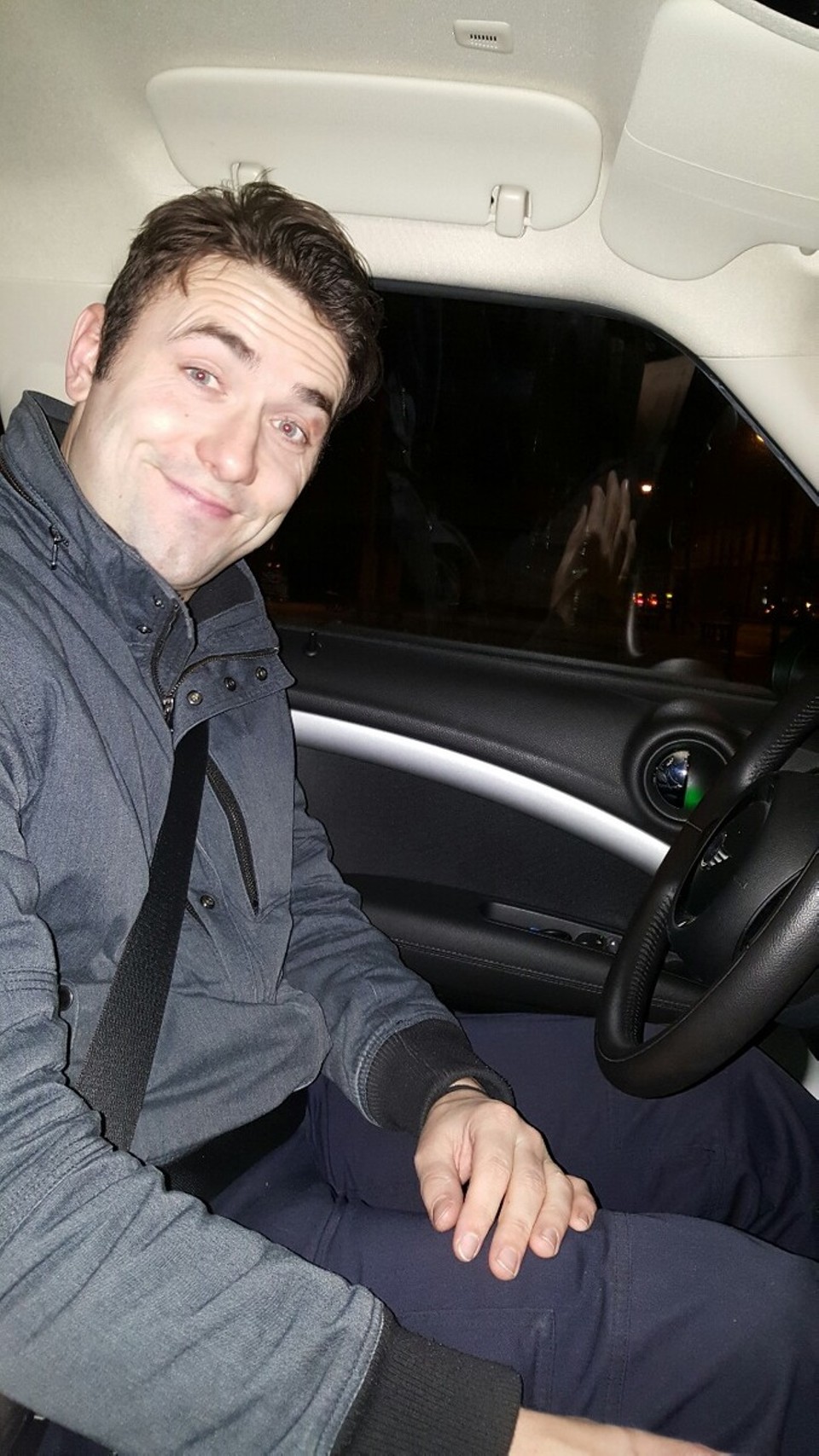 Belgien - Zaventem - Mein Held!
Ich habe auf dem Weg nach Brüssel leider etwas entscheidendes vergessen: Meinen Reisepass. Peinlich ich weiß! Ist mir auch erst um 22:00 Uhr in Belgien aufgefallen. Der Flug startet um 06:40 Uhr. Ich bin mit einem der letzten Züge nach Köln gefahren. Von dort hat  
ein sehr guter Freund mich abgeholt und ist mit mir nach Ffm und dann nach Brüssel gefahren. Danke Bro ;-* Du hast den ersten Teil meines Urlaubs gerettet!