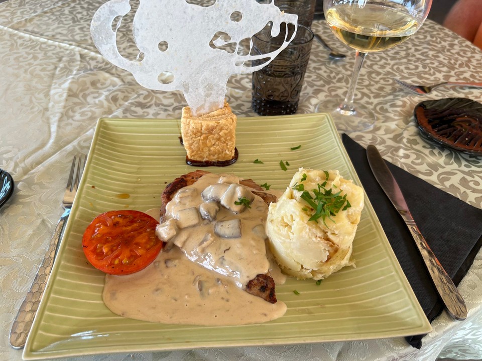 Spanien - La Victoria de Acentejo - Schweinesteak in Champignonrahmsoße als Hauptgericht