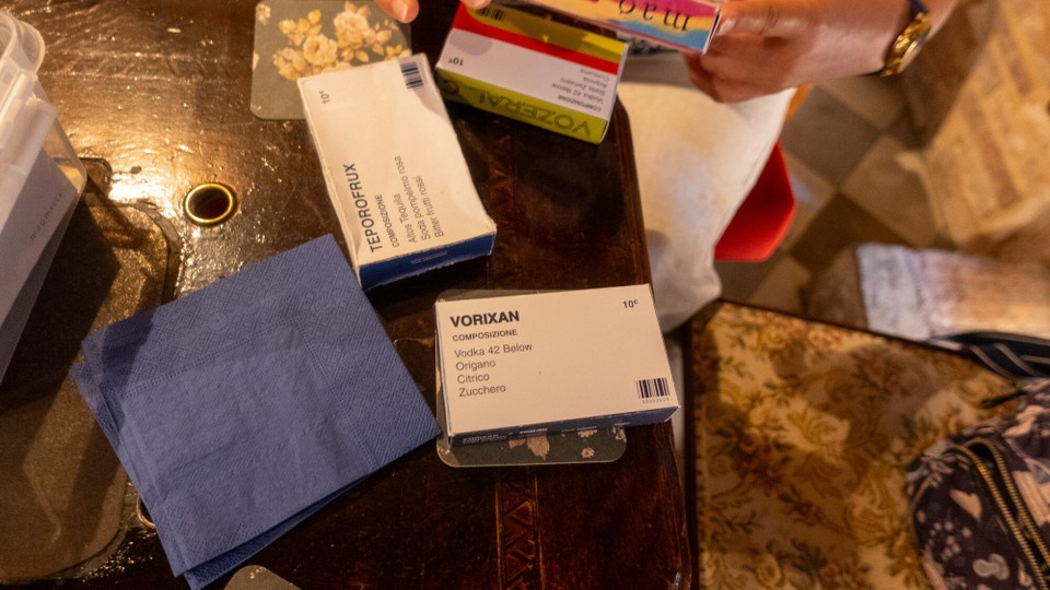 Italien - Lucca - Die Cocktailkarte auf den Medikamentenpackungen