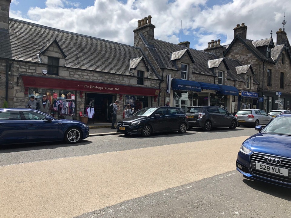 Vereinigtes Königreich - Pitlochry - So viele kleine Einzelhandelsgeschäfte. Und gar nicht mal so speziell touristisch. Wie die dich wohl alle halten können.