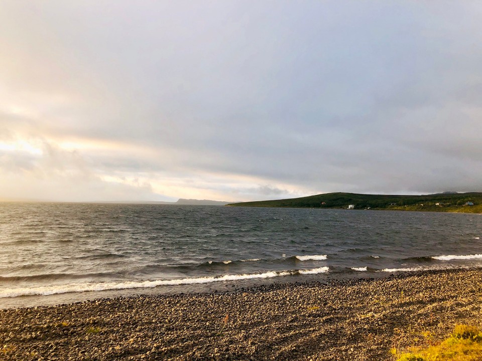 Island - Húnaþing vestra - Die ganze letzte halbe Stunde haben wir immer rechts unter uns einen schönen See gesehen. Den Vesturhópsvatn. Nun ging die Strasse wieder bergab und führt uns nun direkt am Ufer dieses schönen Sees entlang. Hier machen wir nun eine Rast und essen hier zu Abend.