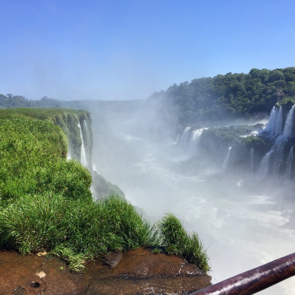 Argentinien - Iguazú - Teufelsschlund Blick in die ungeheuerliche Gischt 