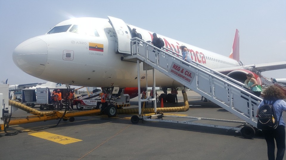 Kolumbien - Cartagena - Mit dem Flieger anstelle mit dem Bus,  ging es nach Medellin.
13 h Busfahrt und die Erfahrung von San Gil nach Santa Marta waren bei der Entscheidung für den Flieger hilfreich. Der Flug dauerte 1 h und kostete nur 70 Euro.
