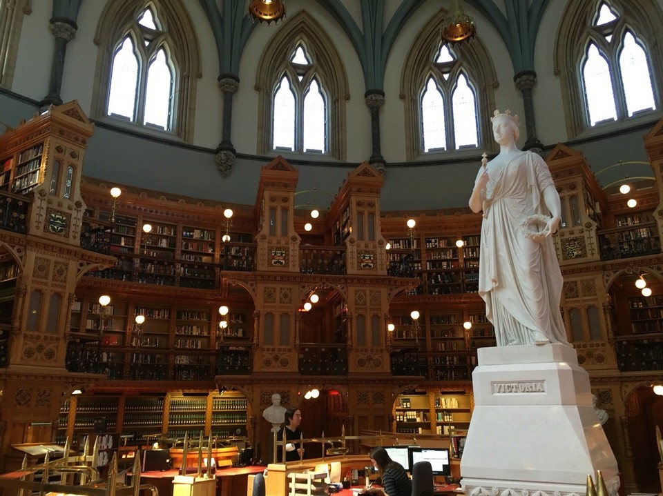 Kanada - Ottawa - Dies ist die Hauseigene Bibliothek und wirkt etwas fröhlicher als der Rest des Parlaments. Das liegt daran, dass dieser Bereich älter ist und nicht im Feuer zerstört wurde