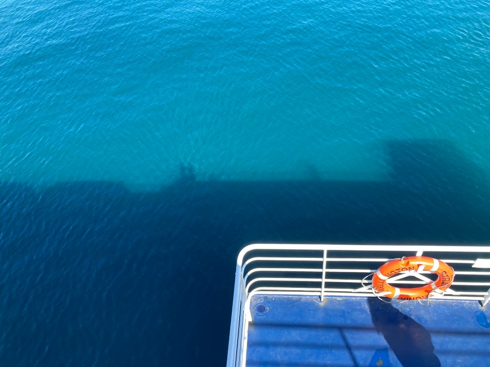 Neuseeland - Upper Hutt - Stehen zwei Passagiere auf dem obersten Deck einer Fähre und blicken hinab in das wundervoll blaue Wasser 😅