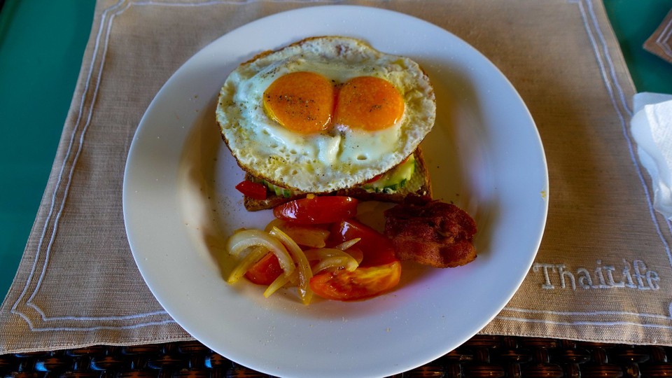 Thailand - Khao Lak - Detlef bastelt sich was. Sieht gut aus 🥗