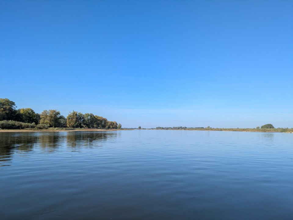 Deutschland - Havelberg - Alles rentiert sich für diesen Blick. In diesem Moment habe ich die nette Fährfrau um ihren Beruf beneidet. (Aber Buchhändlerin ist ja auch nicht schlecht.)