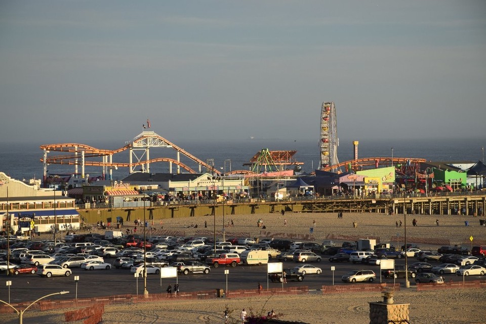 USA - Santa Monica - Blick auf den Santa Monica Pier - dieses Wahrzeichen der Stadt beherbergt einen Vergnügungspark und ist das Ende der Route 66, Amerikas erster vollständig durchgängiger Ost-West Straße