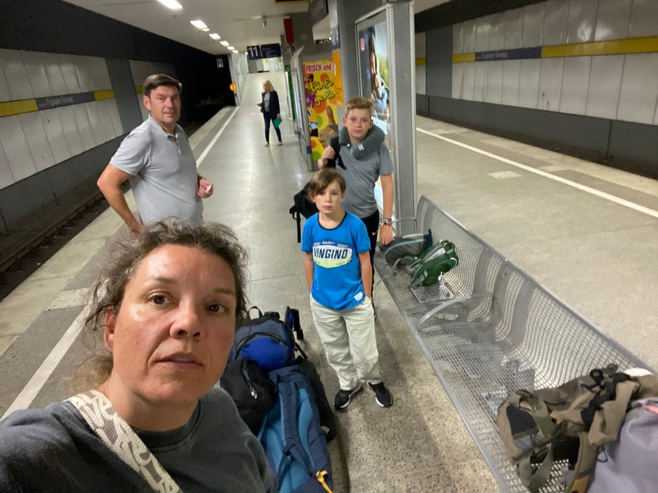 Thailand - Bangkok - Müde und erschlagen in Düsseldorf angekommen. Jetzt noch in die Bahn und in Neuss Süd werden wir erwartet und abgeholt! 