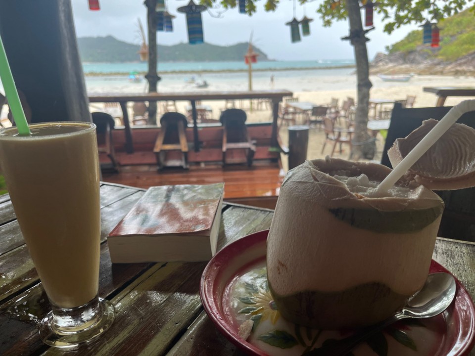 Thailand - Ko Pha-ngan - Dann die Schlechtwetterzeit für die weitere Reiseplanung nutzen - Mangolassie und Kokosmilch.