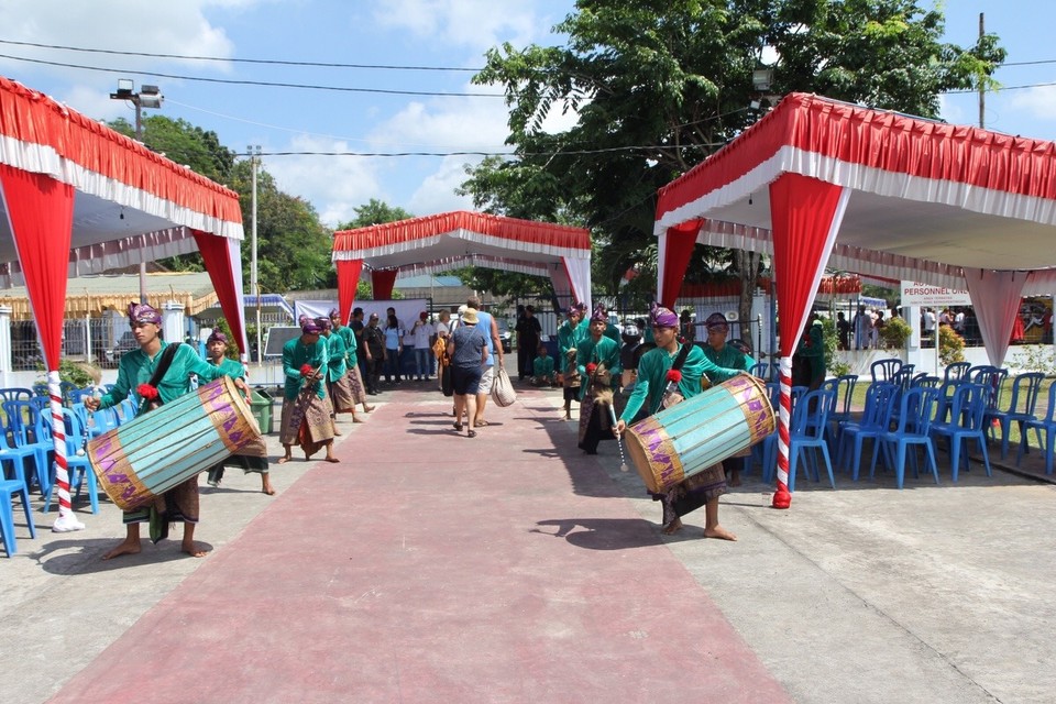 Indonesien - Lombok - Abgang und Empfang mit Musik und Tratition