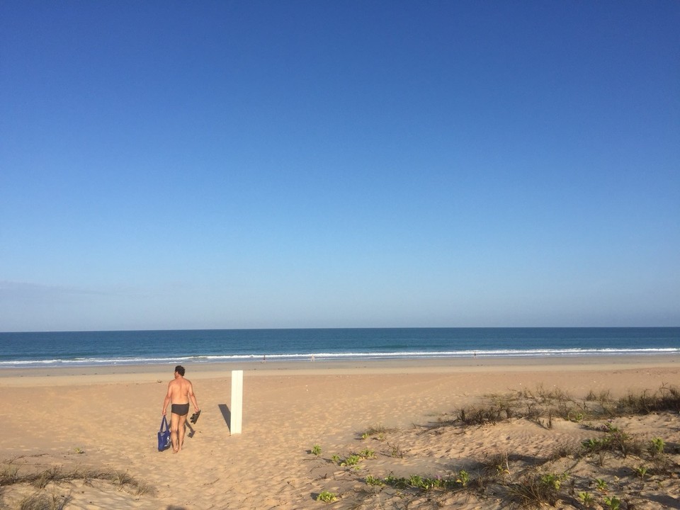 Australien - Broome - Wolfgang im Sturmschritt zum Meer