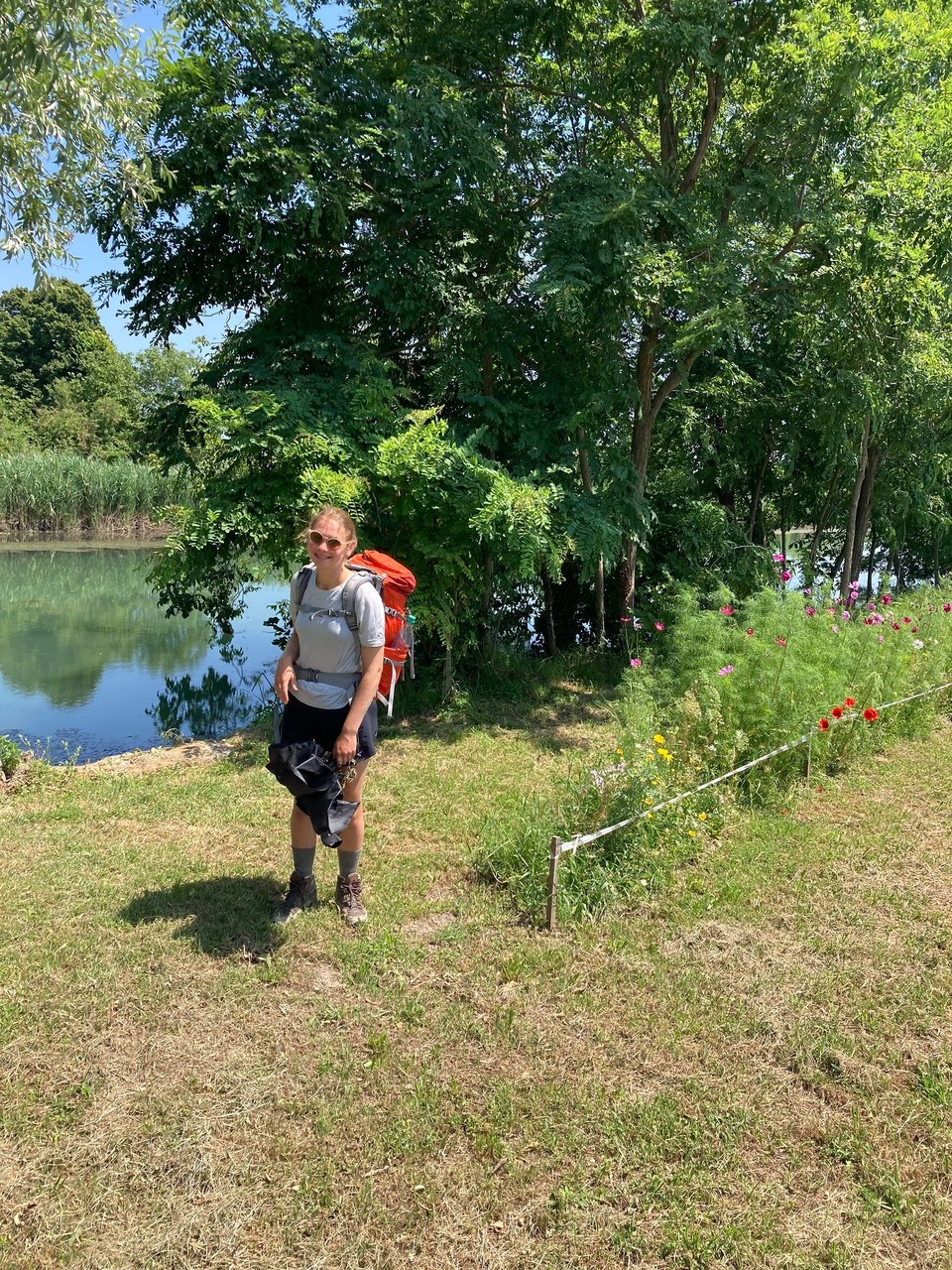 Italien - Jesolo - Pause auf der Wiese an der Straße 