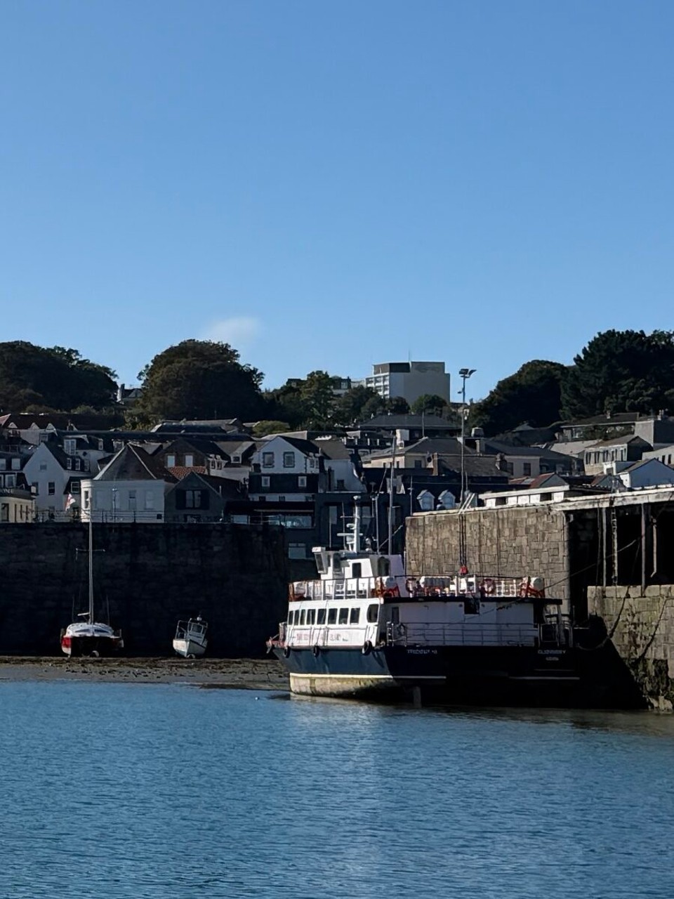 Vereinigtes Königreich - St Peter Port - Wasserstand 8m tiefer als am Morgen bei der Abfahrt nach Herm