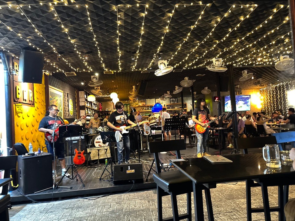Thailand - Mueang Krabi - Great band in Boogie Bar 