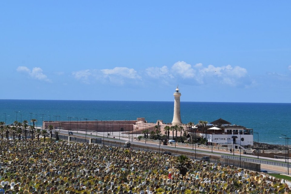 Marokko - Rabat - Der Leuchtturm sitzt auf einer Felsklippe, auf der die Atlantikwellen um ihn herum krachen. Direkt unterhalb des Hauptfriedhofs.
10.000 Gräber sind gen Mekka ausgerichtet.