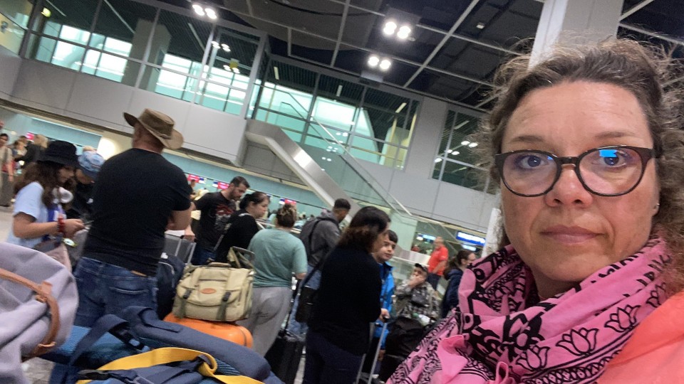 Vereinigte Arabische Emirate - Dubai - DUS Airport 
1. Stop Dubai
Hier war schon ganz schön was los. Der Flieger war ausgebucht. Wir hatten zuvor die Plätze reserviert, so dass wir nebeneinander sitzen konnten.