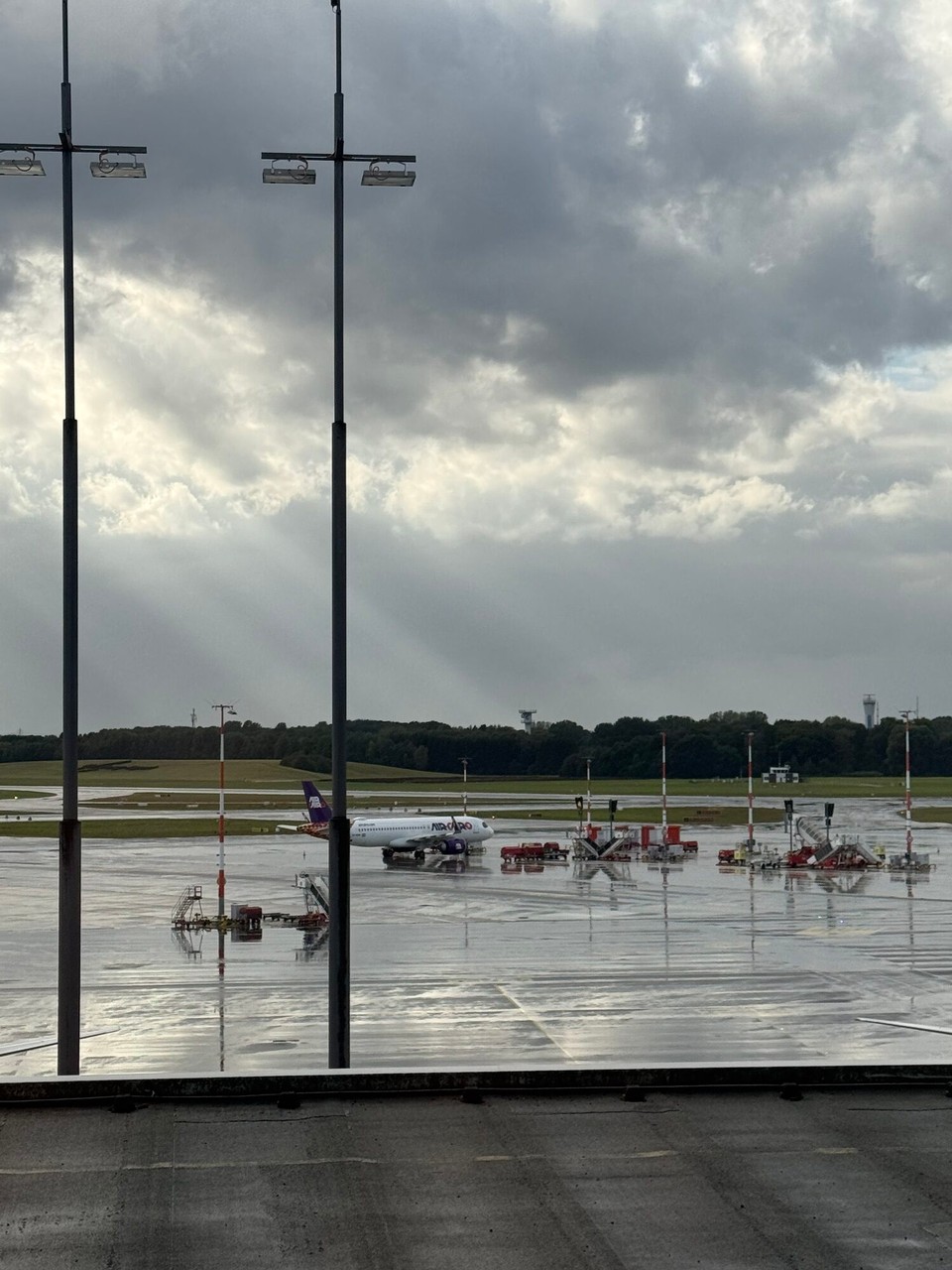 Deutschland - Hamburg - Wir warten auf unseren Flieger.