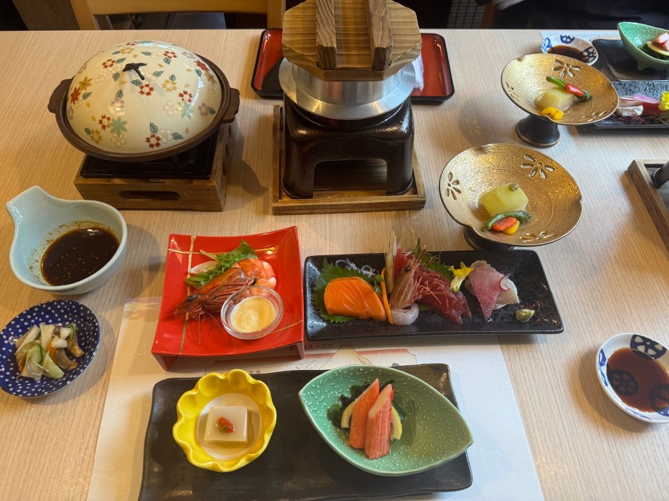 Japan - Hakone - Zum Abendessen (Kaiseki)gab es diesmal auch Rind versteckt im Tontopf