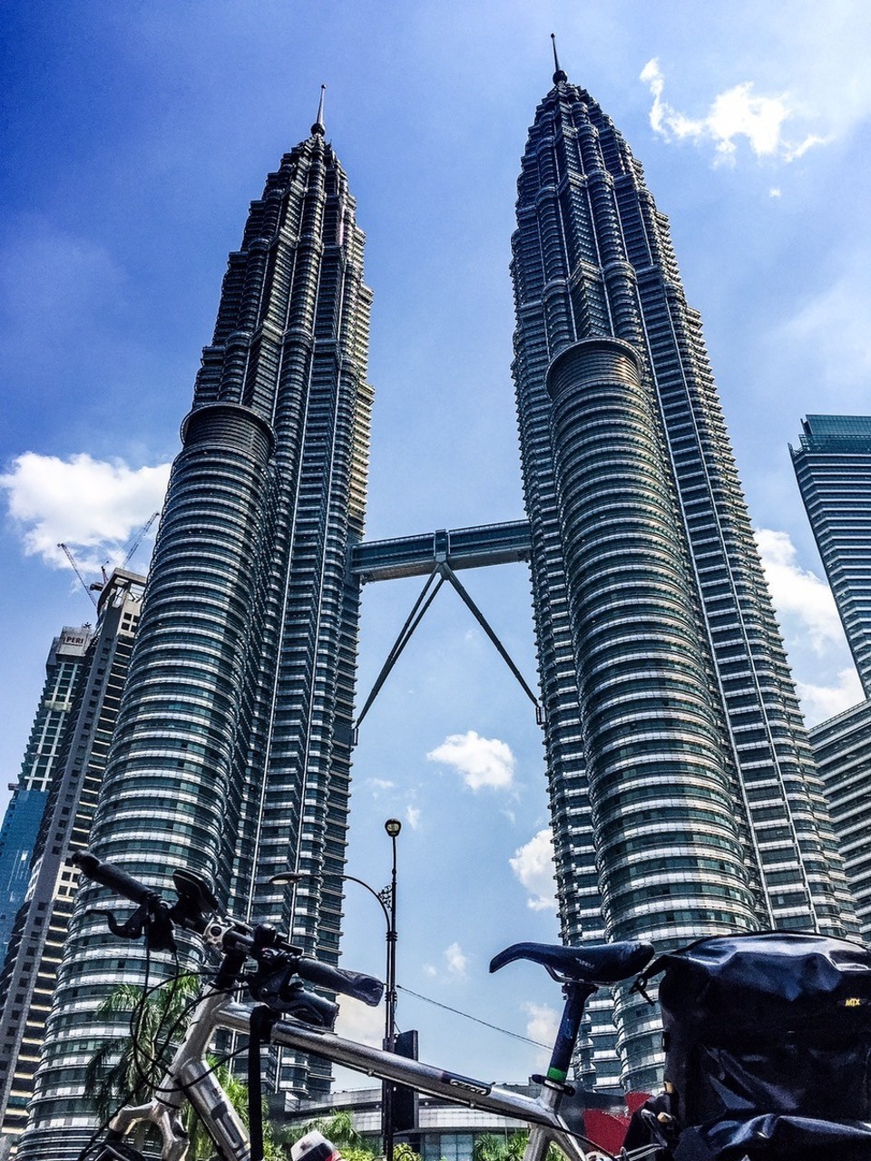  - Kuala Lumpur - Tataaaa!
Die heile Fotowelt ist wieder in Ordnung.
Ich hätte auch nur dieses Bild posten können. Aber ich war nie ein Freund von Beschönigungen. Und nachträglich betrachtet, wäre ein normal verlaufener Abschluss wohl nicht so spannend gewesen und hätte mr eine tolle Geschichte weniger beschert.