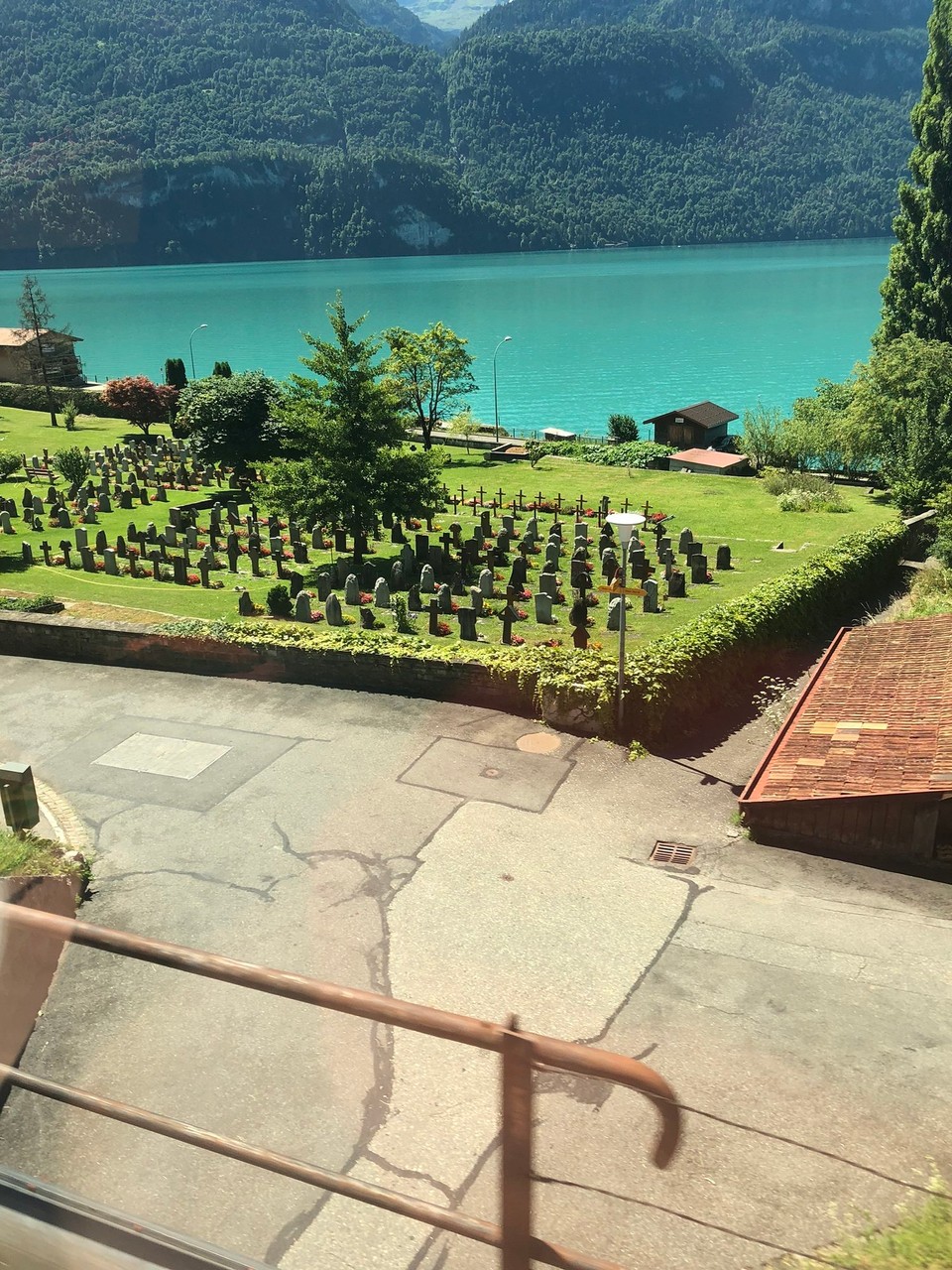 Schweiz - Pontresina - Ein Friedhof liebevoll gepflegt  