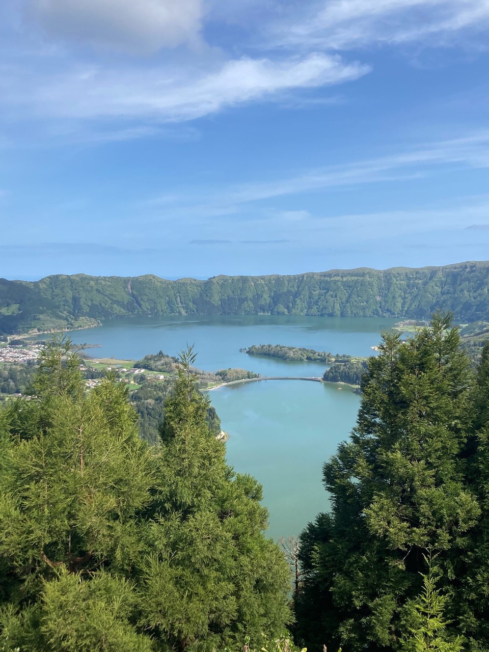 Portugal - Sete Cidades - Lagoa Verde & Lagoa Azul
Ein Damm trennt das grüne vom blauen Wasser 