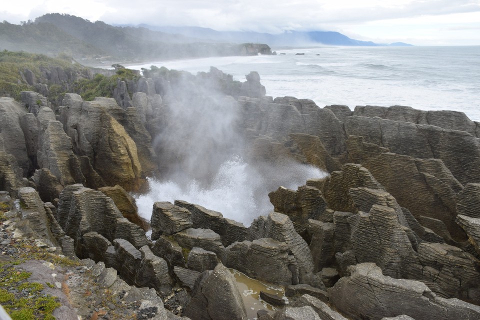 Neuseeland - Pancake Rocks - Hier gibt es auch einige "Blow Holes" - über die Jahre hat das Meer Höhlen und Löcher in den Stein gewaschen. Wenn eine hohe Welle ankommt, kann das dann so aussehen...