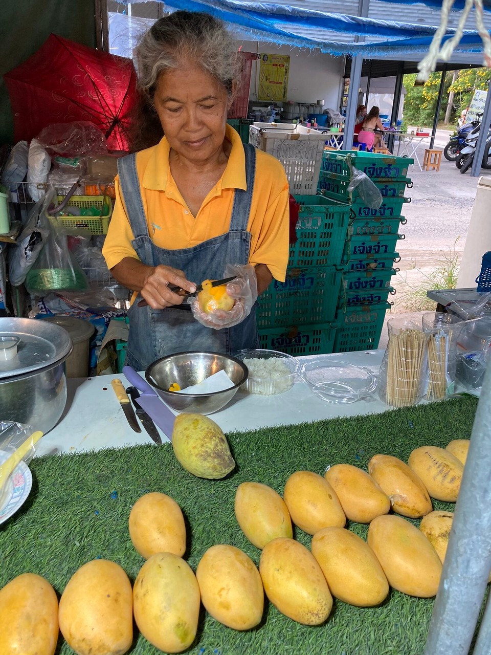 Thailand -  - Zum bestandenen Open Water Dive Zertifikat gönn ich mir erstmal Mango Sticky Rice und die Mango wird schön frisch vor mir filetiert 🤤