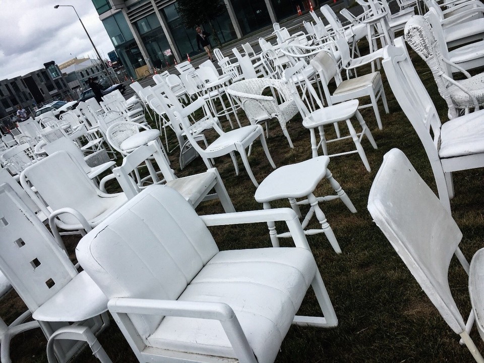 Neuseeland - Christchurch - 185 empty chairs 