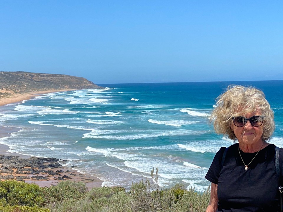 Australien - Waitpinga - nach dem Mittagessen in der Stadt fuhren wir an die 18km weiter westlich gelegene Parson Beach. Hier ein Blich von der Klippe auf den darunter liegen schönen Sandstrand.
