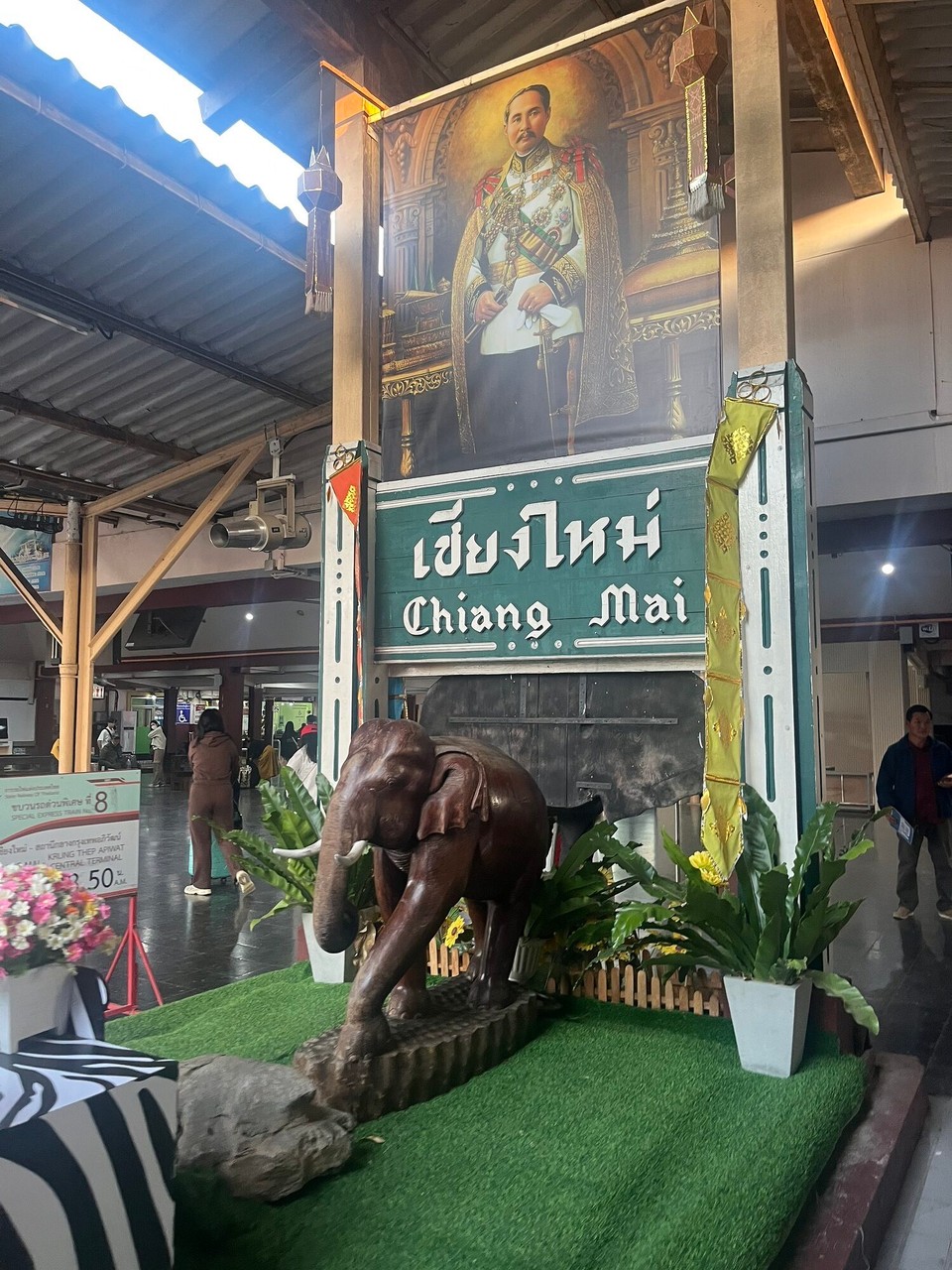 Thailand - Mueang Chiang Mai - First day in Chiang Mai! We arrived around 7.30am and got a tuk tuk to our hostels. Went for a nice big breakfast after the lack of sleep on the train. Ellie and I then went for a Thai massage and it was so funny bcos there was a man making some questionable noises next to us😂