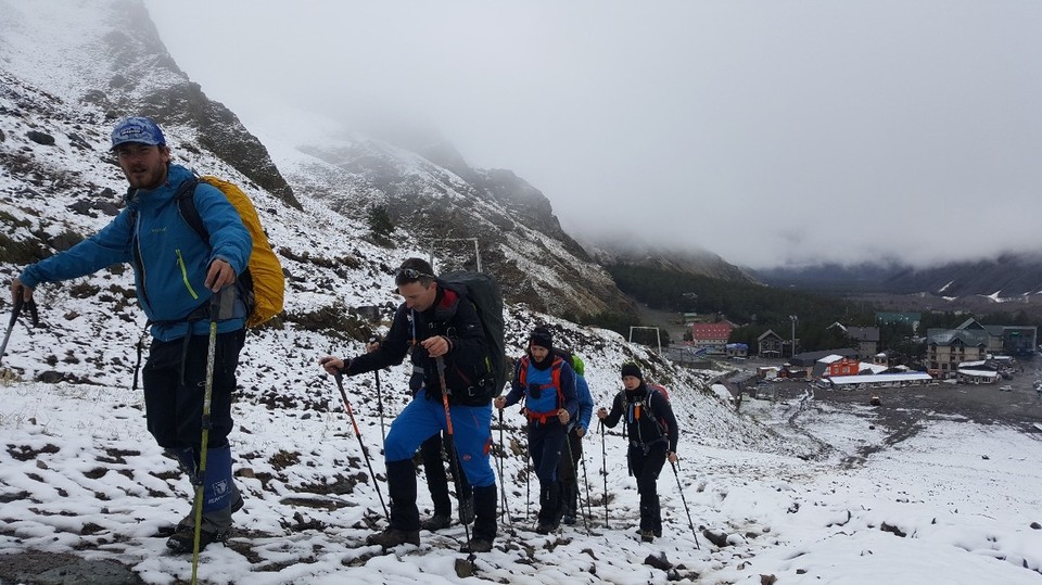 Russland - Terskol - Der Aufstieg auf 3.462 Meter begann noch mit wenig Schnee - Joe