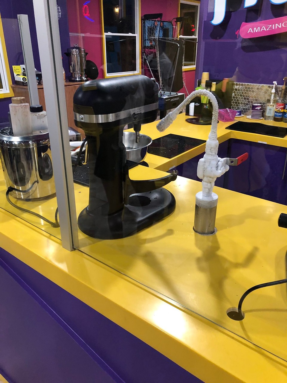 Vereinigte Staaten - San Diego - Herstellung von Eis im Dr. Freeze (San Diego); von der Seite wird Stickstoff (Nitrogen) in die Küchenmaschine gegeben, Jedes Eis wird einzeln zubereitet.