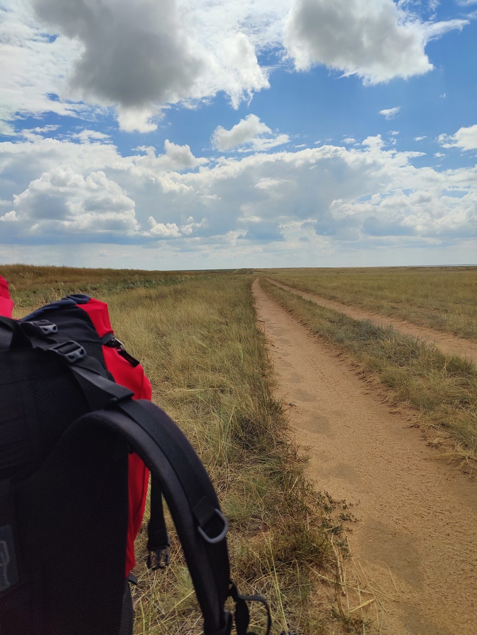 Kasachstan - Abylay - Die Feldstraße nachdem ich den Hügel überwunden habe und Richtung des Süßwasser Sees gelaufen bin