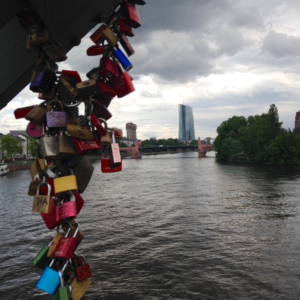 Deutschland - Frankfurt - Souvenirs in front of the EZB