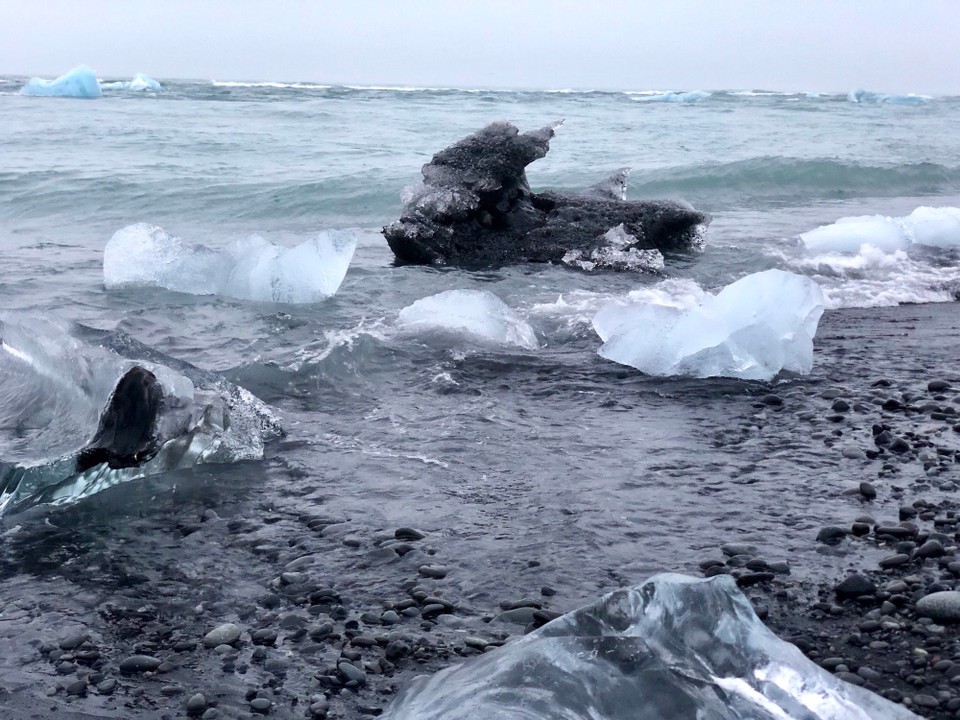 Island - Sveitarfélagið Hornafjörður - Das ganze wirkt in bewegten Bildern noch mal ganz anders. Tatsächlich werden nämlich die riesigen Eisblöcke durch die heran rollenden Wellen immer wieder bewegt. Eigentlich bewegt sich hier alles. Ständig.