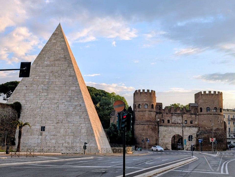 Italien - Rom - Vor dem Frühstück sind die Straßen noch leer und die Cestius-Pyramide ist schnell erreicht. Daneben liegt das Stadttor Porta San Paolo. 