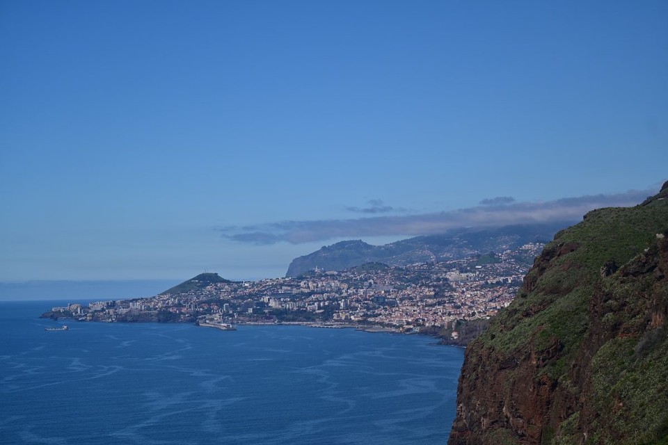 Portugal - Machico - Blick nach Funchal von der Ostseite der Insel